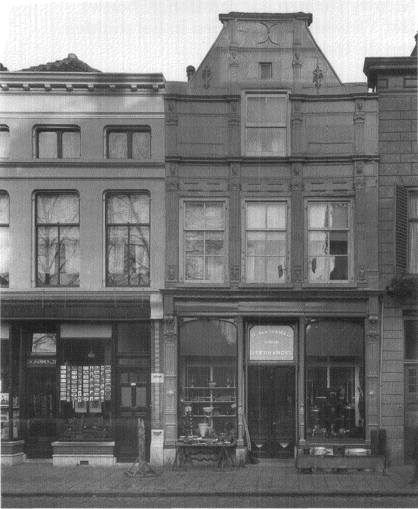 Afb. 1. Kampen, het ‘Olde Vleishuus’, Oudestraat 119, met gevel uit 1557 vóór restauratie in 1939 (foto Rijksdienst voor de Monumentenzorg, Zeist, 1923).