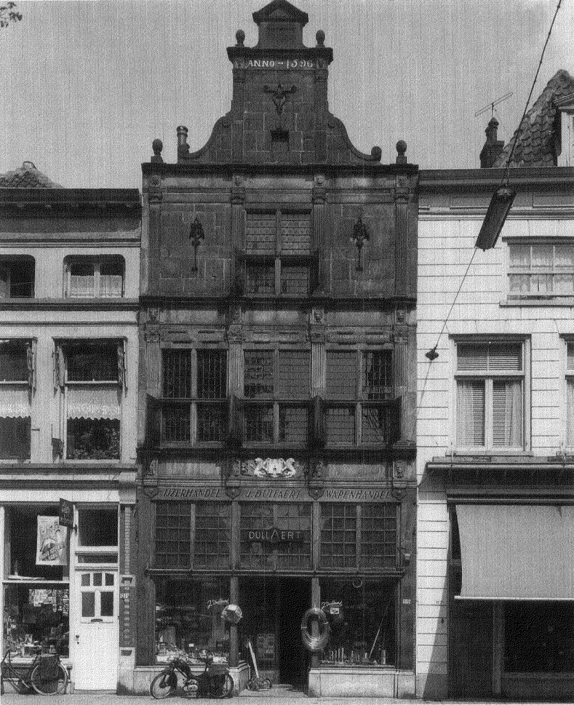 Afb. 2. Kampen, het Oude Vleeshuis, Oudestraat 119, na restauratie in 1939 (foto Rijksdienst voor de Monumentenzorg, Zeist, 1960).