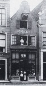 1 Gevel van het pand Brink 103 te Deventer, vóór 1895, met als huisnaam ‘De Melkboer’ (coll. G.A.D., foto auteur).